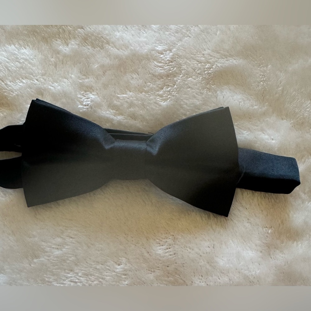 Black bow tie